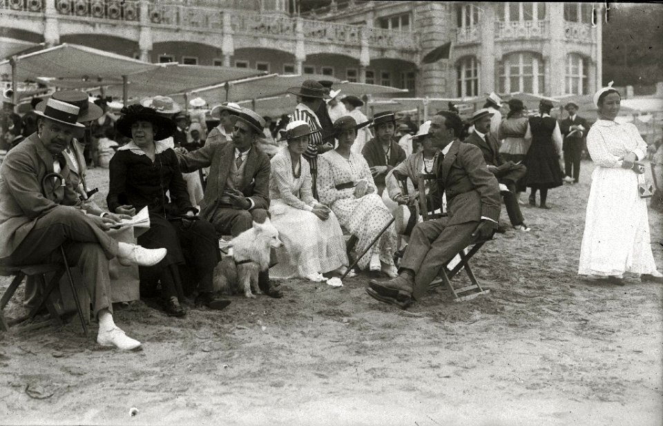 Grupo de personas en la playa de la Concha (7 de 9) - Fondo Car-Kutxa Fototeka
