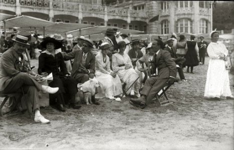 Grupo de personas en la playa de la Concha (7 de 9) - Fondo Car-Kutxa Fototeka