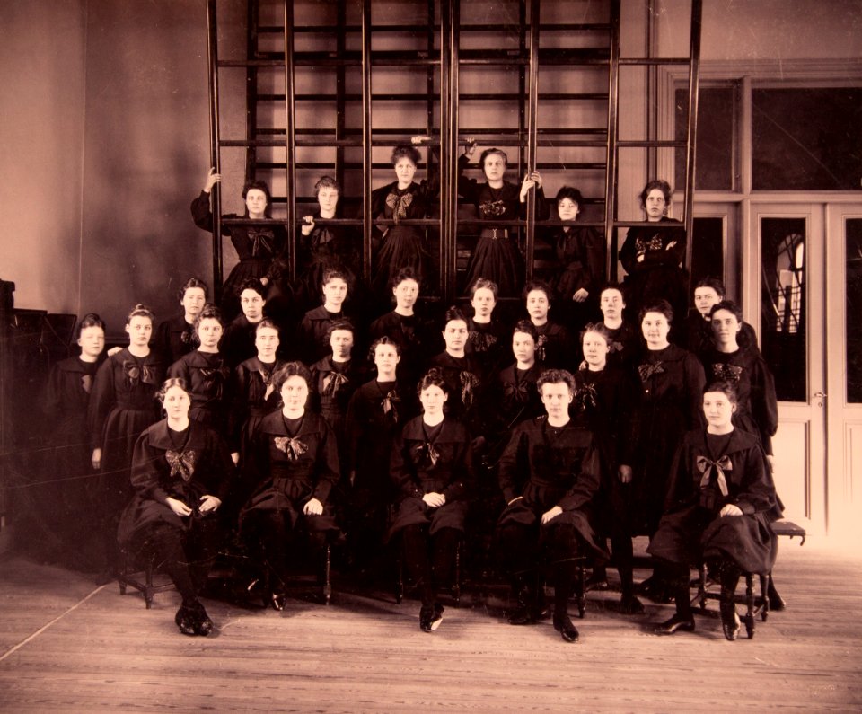 Gruppbild kvinnliga elever Gymnastiska Centralinstitutet Stockholm ca 1900 gih0131