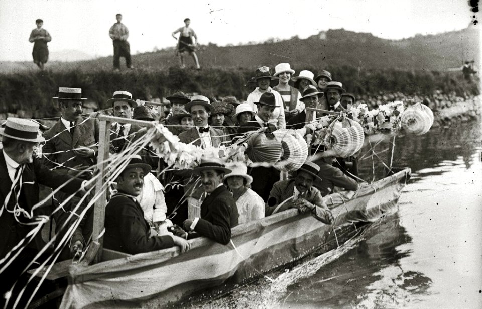Grupo de personas en unas embarcaciones por el río Urumea (2 de 6) - Fondo Car-Kutxa Fototeka