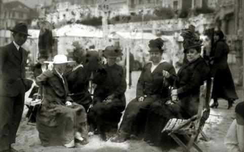 Grupos de mujeres en la playa de la Concha (1 de 4) - Fondo Car-Kutxa Fototeka