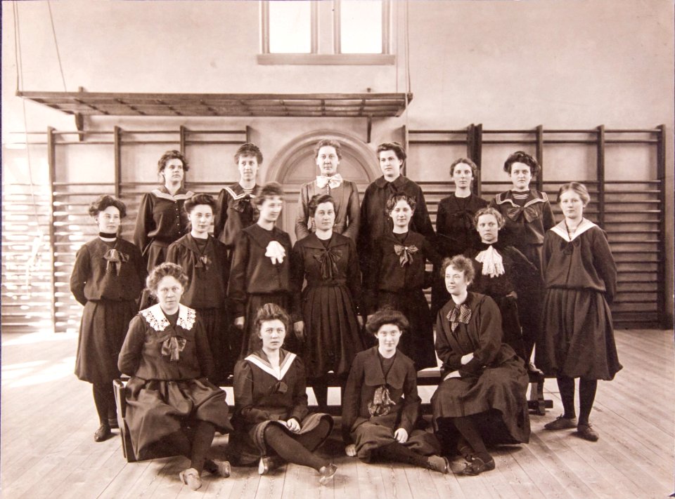 Gruppbild på kvinnlig gymnastikgrupp i Landskrona omkring 1900 gih0142