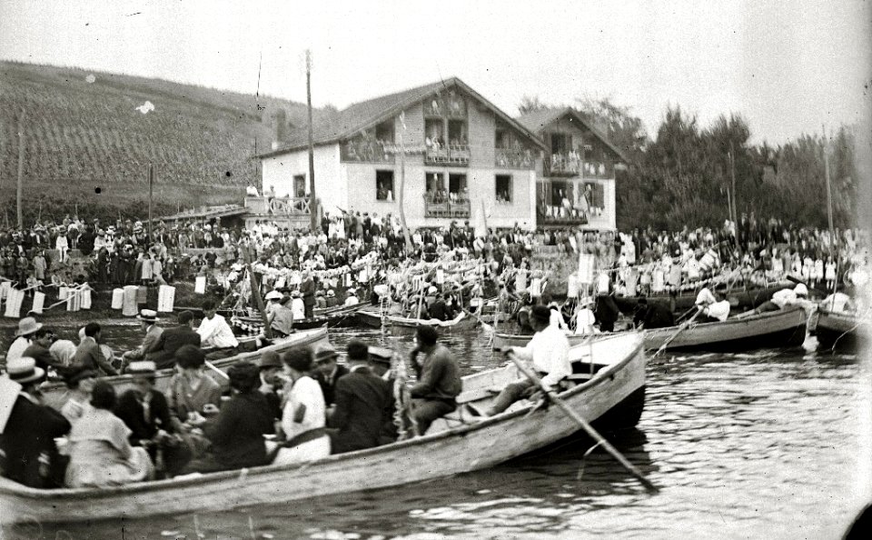 Grupo de personas en unas embarcaciones por el río Urumea (6 de 6) - Fondo Car-Kutxa Fototeka