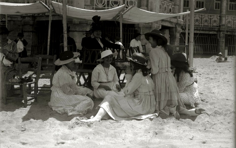 Grupos de personas bajo los toldos en la playa de la Concha (1 de 2) - Fondo Car-Kutxa Fototeka