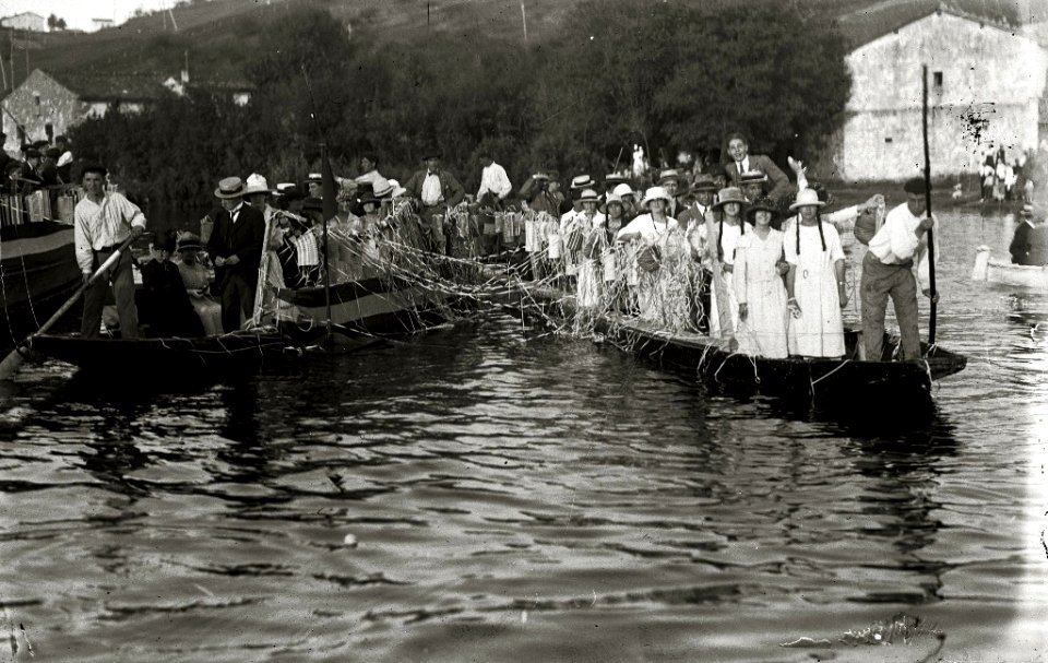 Grupo de personas en unas embarcaciones por el río Urumea (1 de 6) - Fondo Car-Kutxa Fototeka