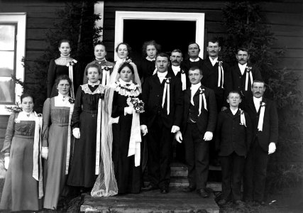 Gruppbild vid bröllop. Lima, Dalarna. Brudparet Lindberg m bröllopsfölje - Nordiska Museet - NMA.0043720 photo