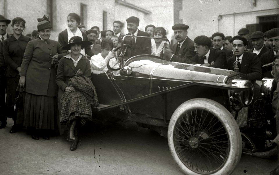 Grupo de personas junto a un automóvil (1 de 2) - Fondo Car-Kutxa Fototeka