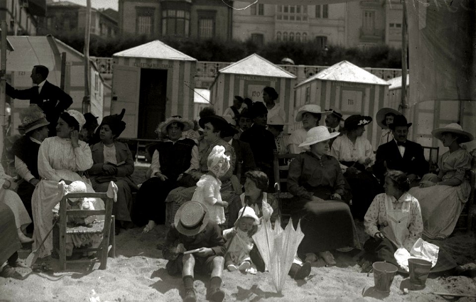 Grupos de personas en la playa de la Concha (2 de 2) - Fondo Car-Kutxa Fototeka