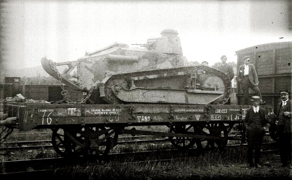Grupo de personas junto a un tanque cargado en un vagón de tren (1 de 1) - Fondo Car-Kutxa Fototeka