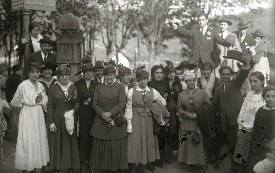 Grupo de personas por las calles de Ordizia (1 de 3) - Fondo Car-Kutxa Fototeka