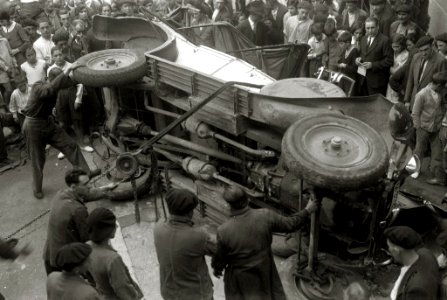 Grupo de personas junto a un automóvil siniestrado (2 de 2) - Fondo Car-Kutxa Fototeka