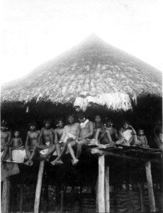 Grupp av män i hydda, de flesta med öronprydnader. Chocó. Colombia - SMVK - 004370 photo