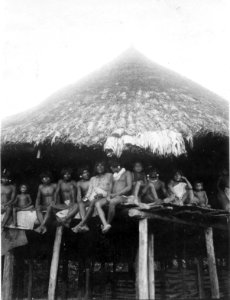 Grupp av män i hydda, de flesta med öronprydnader. Chocó. Colombia - SMVK - 004370