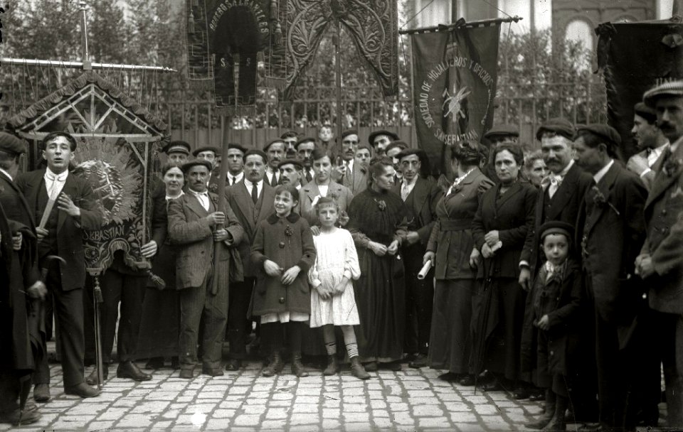 Grupo de personas por las calles de San Sebastián portando estandartes (2 de 5) - Fondo Car-Kutxa Fototeka