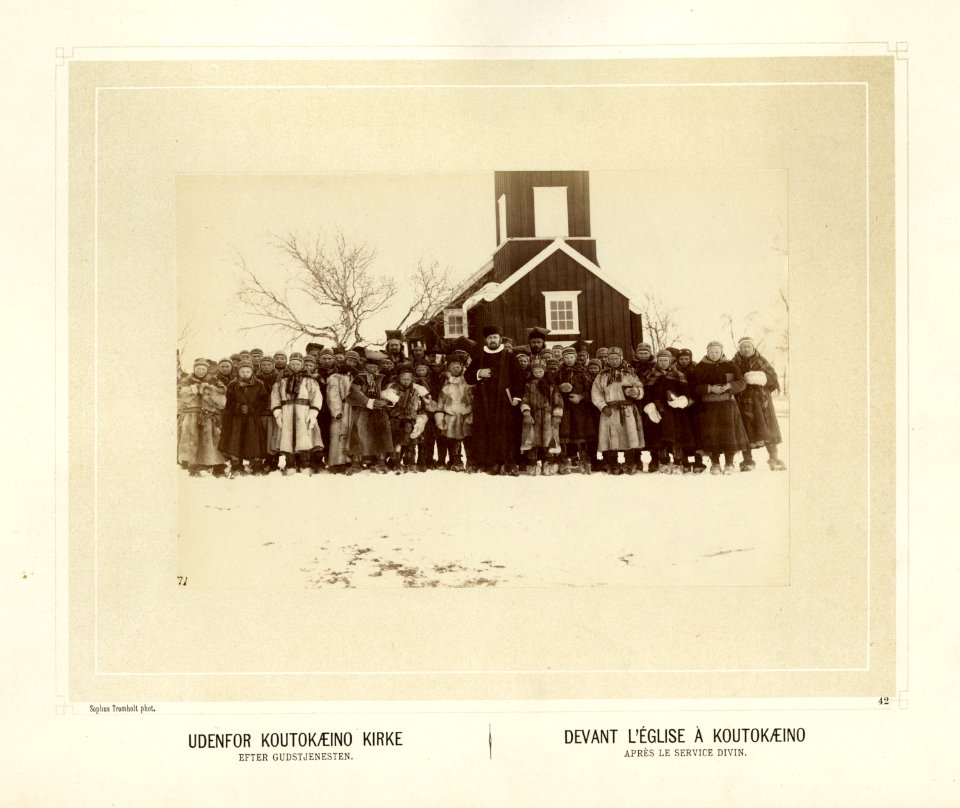 Gruppe med samer i pesk utenfor Kautokeino kirke - Norsk folkemuseum - NF.15006-043