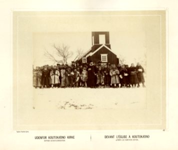 Gruppe med samer i pesk utenfor Kautokeino kirke - Norsk folkemuseum - NF.15006-043