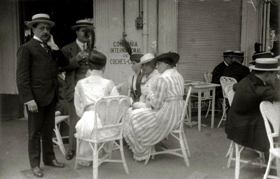 Grupo de personas por en la terraza de un café (1 de 1) - Fondo Car-Kutxa Fototeka