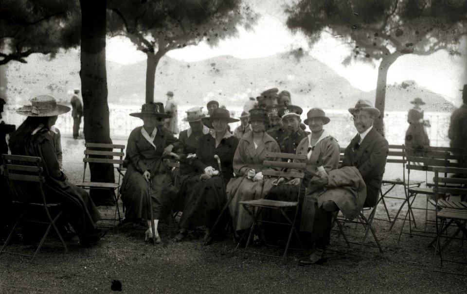 Grupo de personas sentadas en la playa de la Concha (1 de 1) - Fondo Car-Kutxa Fototeka