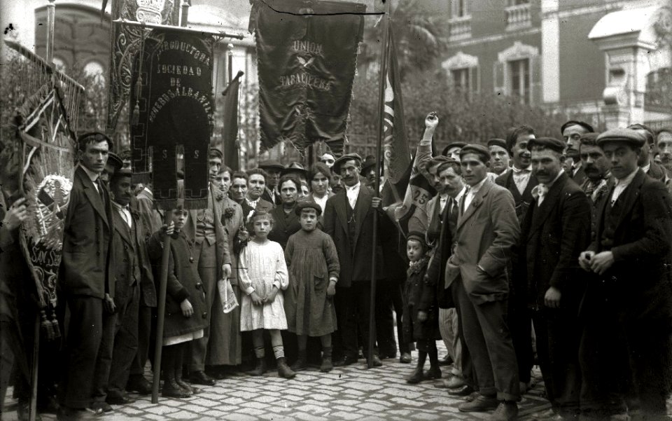 Grupo de personas por las calles de San Sebastián portando estandartes (1 de 5) - Fondo Car-Kutxa Fototeka