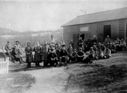 Gruppe samer samlet utenfor doktorboligen til Wessels, Solheim, Kirkenes, Sør-Varanger, Finnmark - Norsk folkemuseum - NF.09765-008