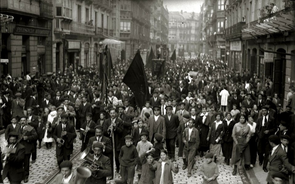 Grupo de personas por las calles de San Sebastián portando estandartes (5 de 5) - Fondo Car-Kutxa Fototeka