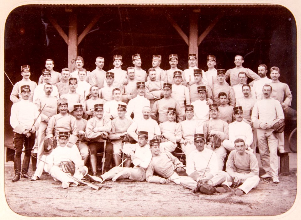 Gruppbild manliga studenter med fäktutrustning Gymnastiska Centralinstitutet Stockholm ca 1901 gih0136