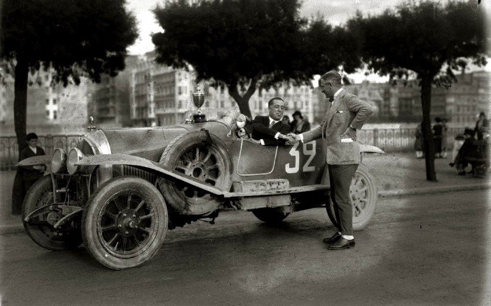 Grupo de pilotos con sus trofeos en sus automóviles en el paseo de la República Argentina (3 de 5) - Fondo Car-Kutxa Fototeka
