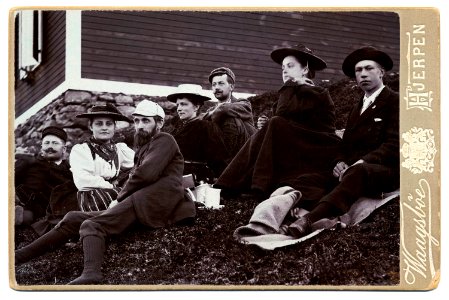 Gruppbild utanför Sylstugan vid invigningen 1897. Män och kvinnor sittande i slänt utanför raststuga - Nordiska Museet - NMA.0000050 photo