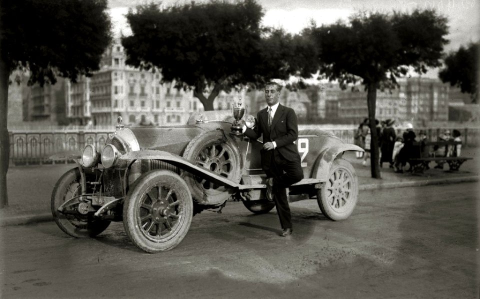 Grupo de pilotos con sus trofeos en sus automóviles en el paseo de la República Argentina (2 de 5) - Fondo Car-Kutxa Fototeka