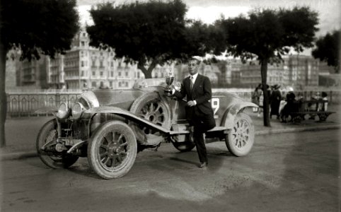 Grupo de pilotos con sus trofeos en sus automóviles en el paseo de la República Argentina (2 de 5) - Fondo Car-Kutxa Fototeka