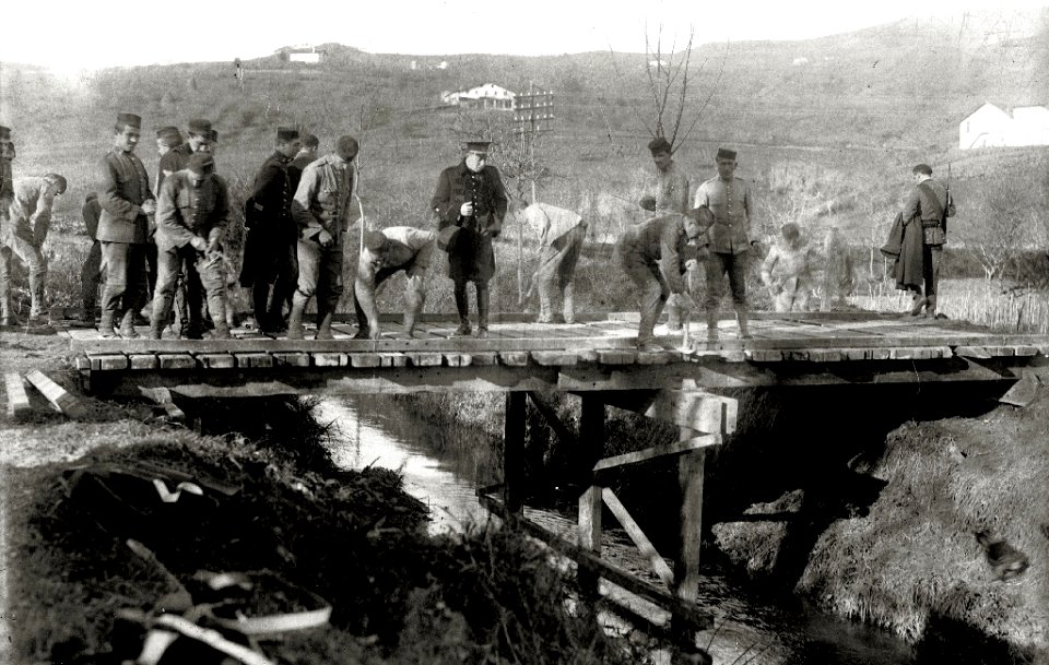 Grupo de soldados junto a una pasarela sobre un riachuelo (1 de 3) - Fondo Car-Kutxa Fototeka
