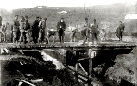 Grupo de soldados junto a una pasarela sobre un riachuelo (1 de 3) - Fondo Car-Kutxa Fototeka