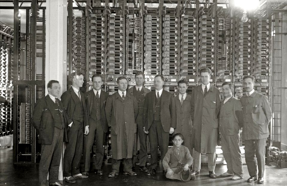 Grupo de trabajadores en las instalaciones del teléfono automatico (1 de 1) - Fondo Car-Kutxa Fototeka
