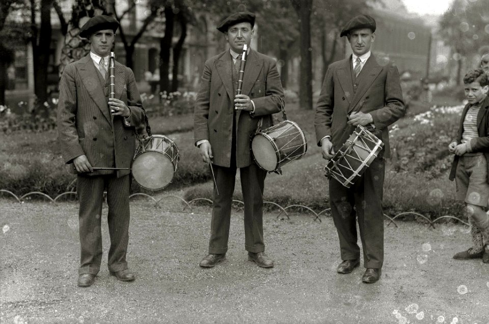 Grupo de txistularis en San Sebastián (4 de 6) - Fondo Car-Kutxa Fototeka