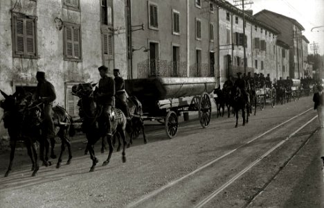 Grupo de soldados por el barrio del Antiguo transportando barcas en carros tirados por mulos (1 de 2) - Fondo Car-Kutxa Fototeka