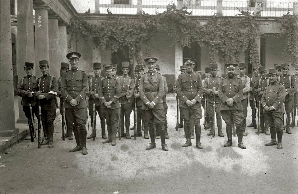 Grupo de soldados y oficiales junto a sus petates en el patio del cuartel de Zuhaizti antes de partir hacia la guerra de África (3 de 3) - Fondo Car-Kutxa Fototeka