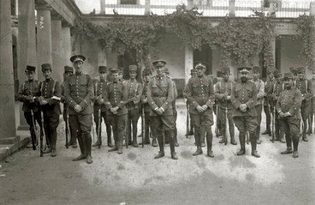 Grupo de soldados y oficiales junto a sus petates en el patio del cuartel de Zuhaizti antes de partir hacia la guerra de África (3 de 3) - Fondo Car-Kutxa Fototeka