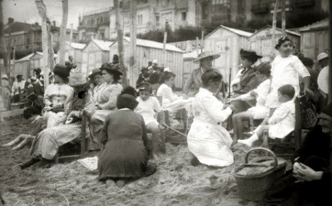 Grupos de mujeres en la playa de la Concha (4 de 4) - Fondo Car-Kutxa Fototeka