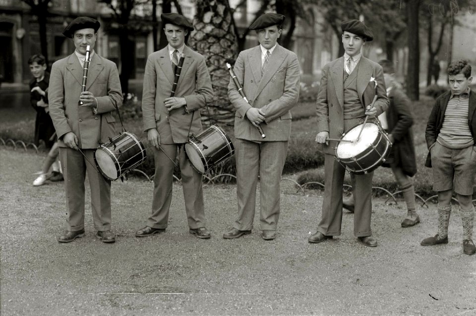 Grupo de txistularis en San Sebastián (3 de 6) - Fondo Car-Kutxa Fototeka