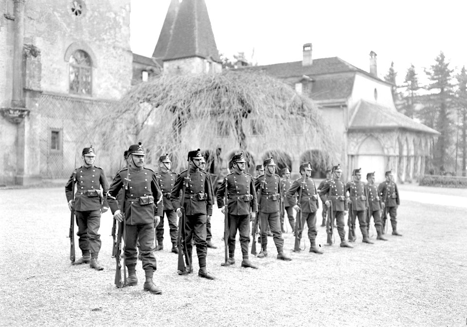 Gruppe von Infanteristen beim Bajonettfechten - CH-BAR - 3238124