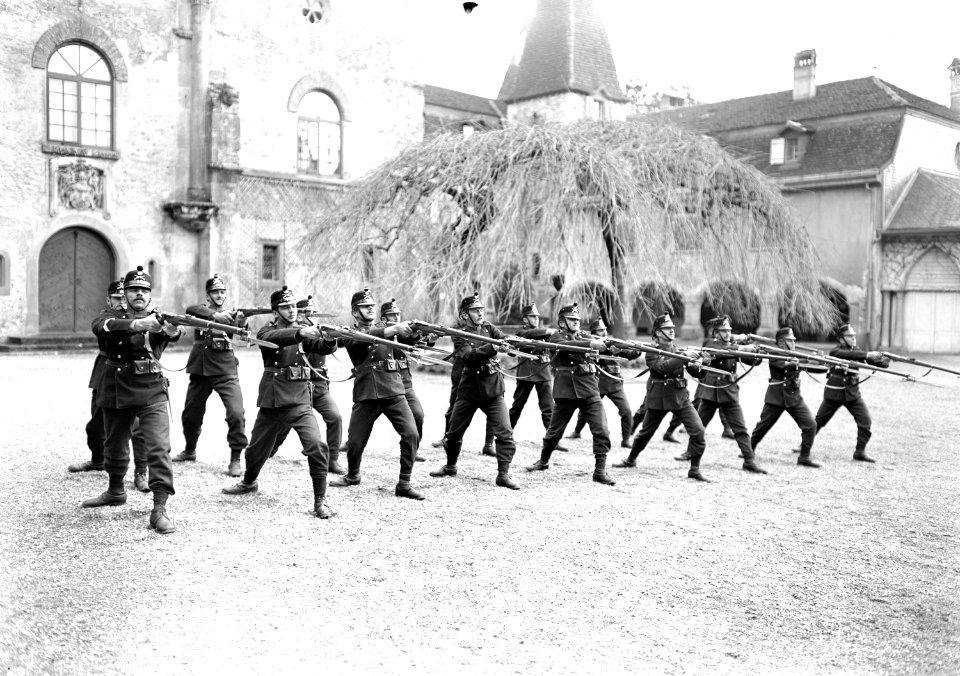 Gruppe von Infanteristen beim Bajonettfechten - CH-BAR - 3238129