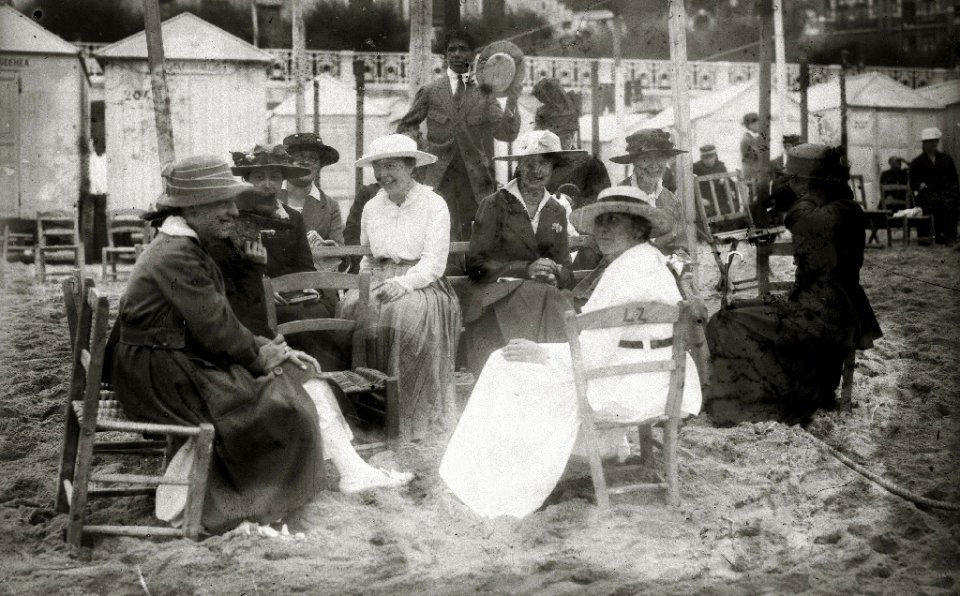 Grupos de mujeres en la playa de la Concha (3 de 4) - Fondo Car-Kutxa Fototeka
