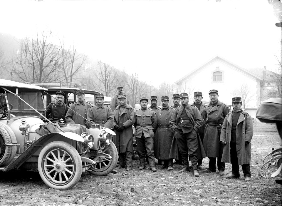 Gruppenbild an der Automobilabschatzung während der Demobilisation - CH-BAR - 3241502