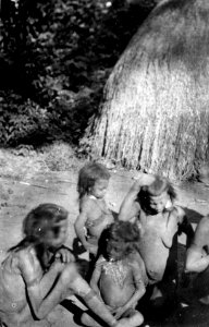 Grupp av kvinnor och barn. Rio Curumbiara. Brasilien - SMVK - 005622