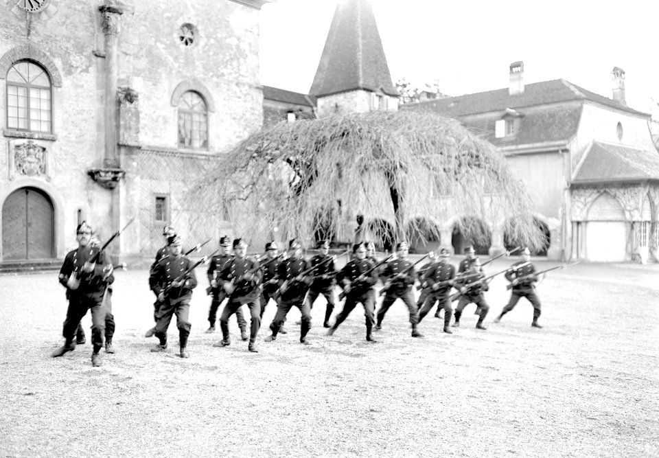Gruppe von Infanteristen beim Bajonettfechten - CH-BAR - 3238133