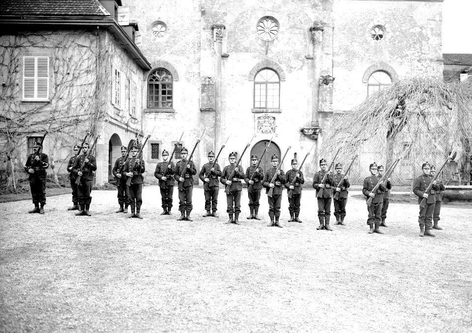 Gruppe von Infanteristen beim Bajonettfechten - CH-BAR - 3238137