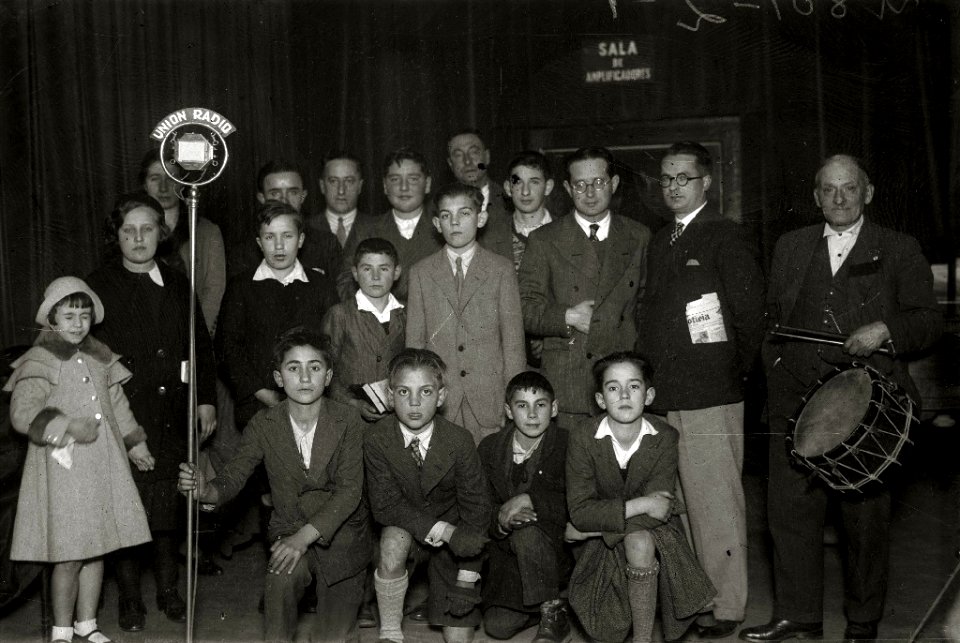 Grupos de personas en torno a los micrófonos de Unión Radio instalados en un teatro (2 de 2) - Fondo Car-Kutxa Fototeka
