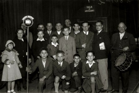 Grupos de personas en torno a los micrófonos de Unión Radio instalados en un teatro (2 de 2) - Fondo Car-Kutxa Fototeka