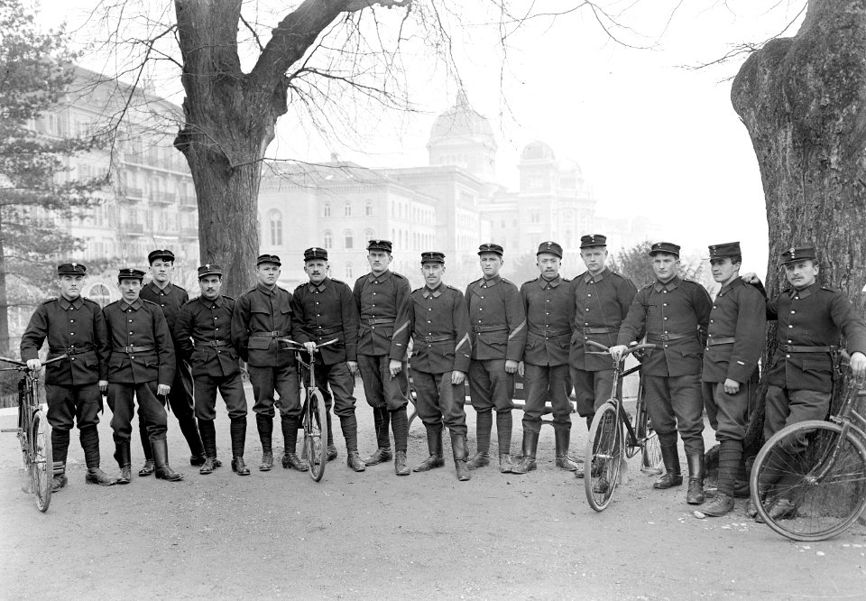 Gruppe von Meldeläufern vor dem Bundeshaus - CH-BAR - 3239362