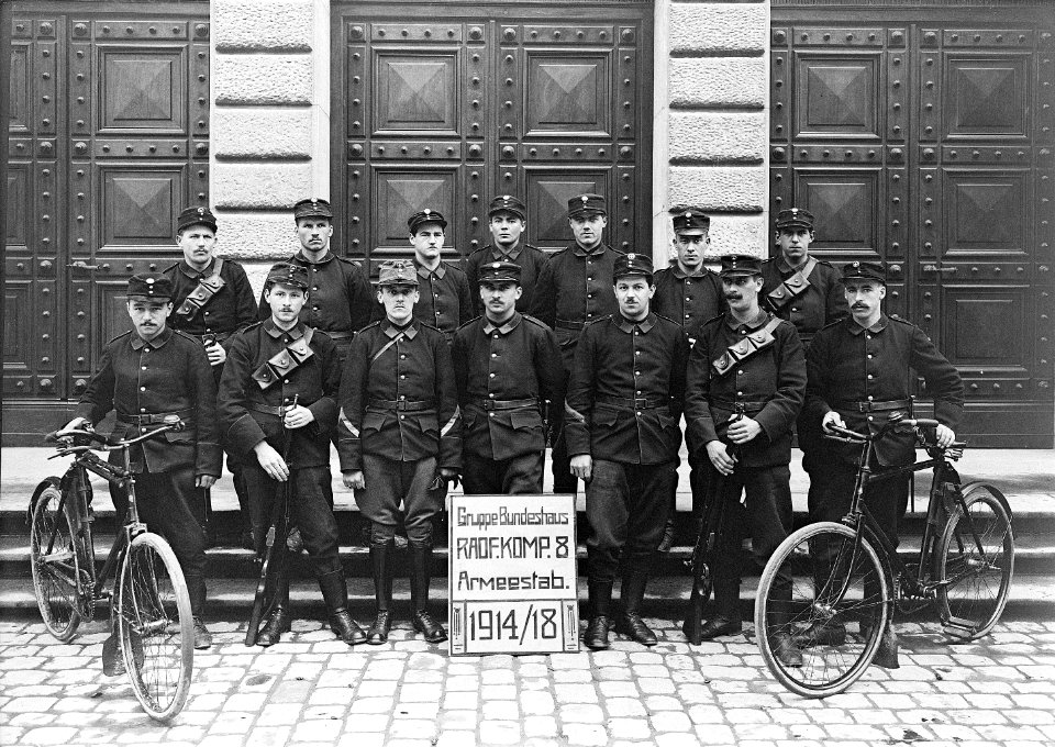 Gruppenbild der Radfahrer des Armeestabes - CH-BAR - 3241531